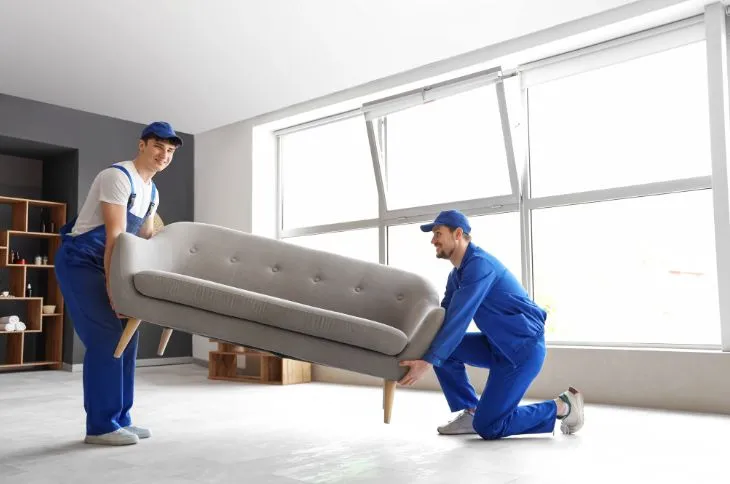 Umzug Sofatransport durch Umzugshelfer Umzug Sofatransport durch Umzugshelfer